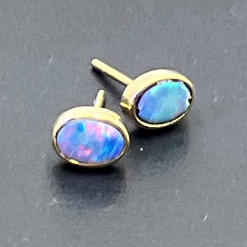 Vintage 18K Yellow Gold Blue Green Fire Oval Opal Stud Earrings Bezel Set 750